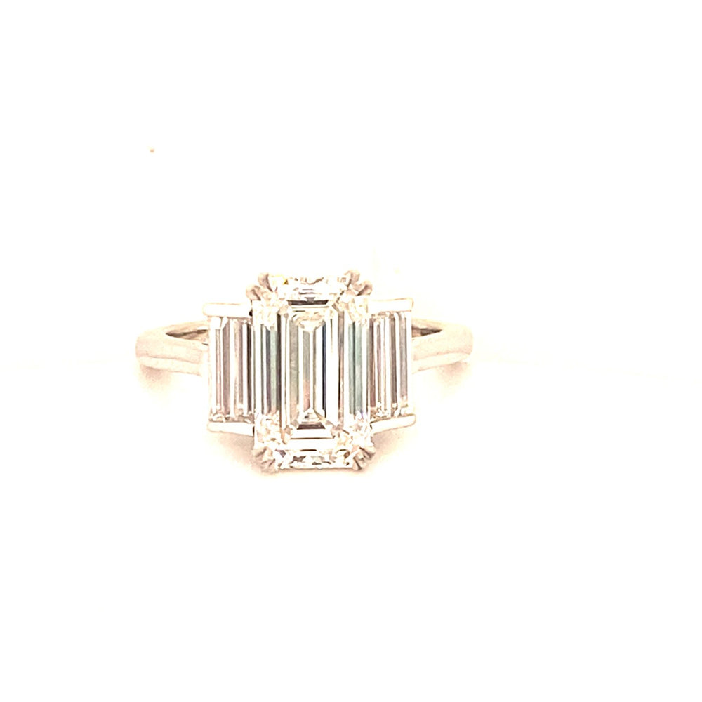 
                
                    Load image into Gallery viewer, 18k white gold emerald cut cen
                
            